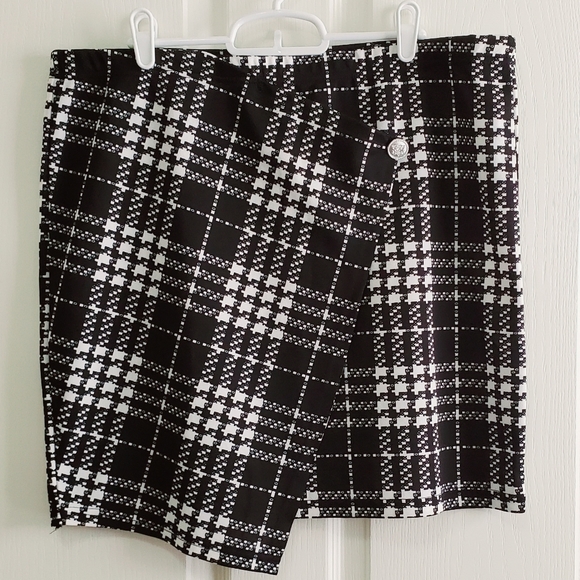 Dresses & Skirts - Black & White Plaid Y2K 90s Mini Skirt Size L/XL